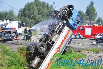 兰州永登油罐车侧翻泄漏消防人员成功排除险情