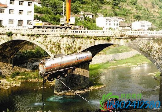 宜昌油罐车坠下20米高大桥 司机被甩出车外(图)