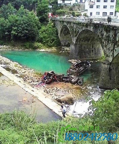 宜昌油罐车坠下20米高大桥 司机被甩出车外(图)