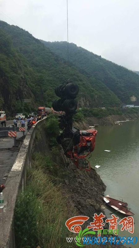 陕西一油罐车坠入水库 32吨石脑油泄漏10吨