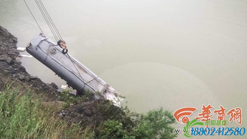 陕西一油罐车坠入水库 32吨石脑油泄漏10吨