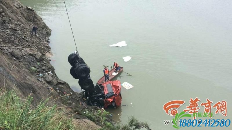 陕西一油罐车坠入水库 32吨石脑油泄漏10吨