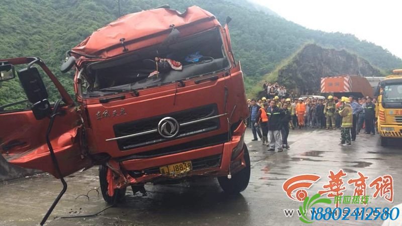 陕西一油罐车坠入水库 32吨石脑油泄漏10吨