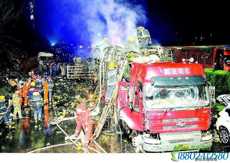 3.jpg 油罐车爆炸救援现场上演感人故事