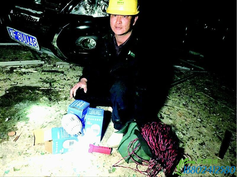 2.jpg 油罐车爆炸救援现场上演感人故事