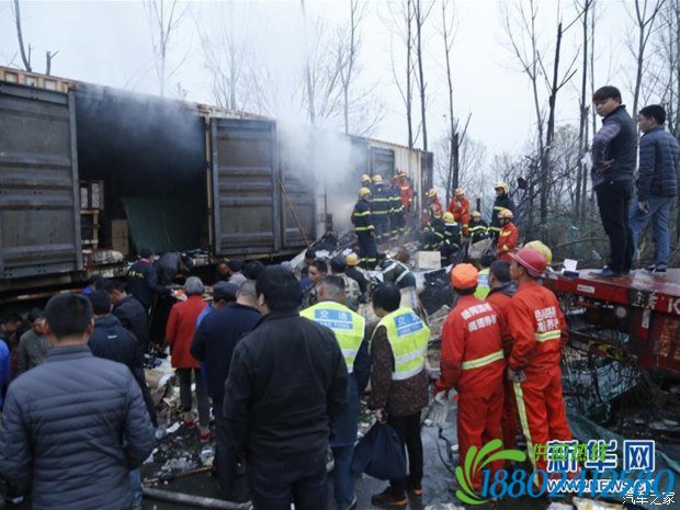岳阳市应急办工作人员和湖南省交警高速支队立即组织开展援救，<a href=
