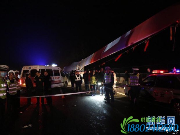 岳阳市应急办工作人员和湖南省交警高速支队立即组织开展援救,与此同时岳阳市消防、安监、医疗救援力量均迅速赶往现场救援。