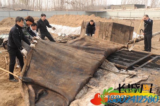 民警乔装民工暗跟油罐车 捣毁非法土炼油窝点