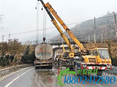 油罐车凤县境内撞铁路桥墩侧翻 宝成铁路被迫中断一个多小时