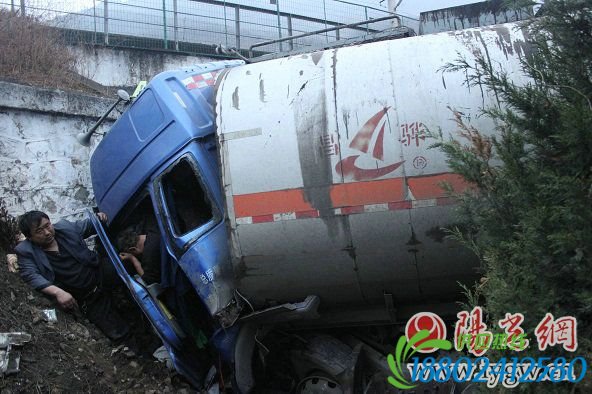 重型车撞上路基致火车停运 凤州铁警紧急救出两名司机