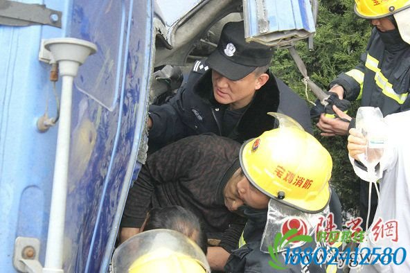 重型车撞上路基致火车停运 凤州铁警紧急救出两名司机