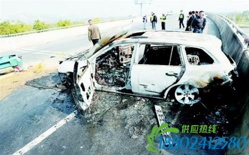 越野车撞上高速护栏1人伤 伤者刚被拉出车就起火