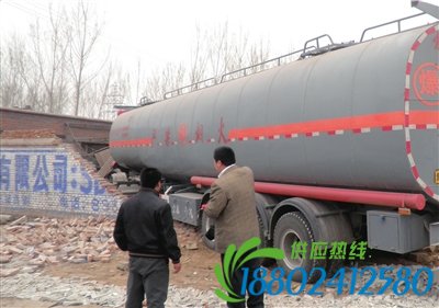 昨天下午，肇事油罐车仍在汽修厂内。本报记者王维维摄  