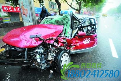 越野车冲破长护栏撞上出租车 两车七人受伤（图）