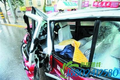 越野车冲破长护栏撞上出租车 两车七人受伤（图）