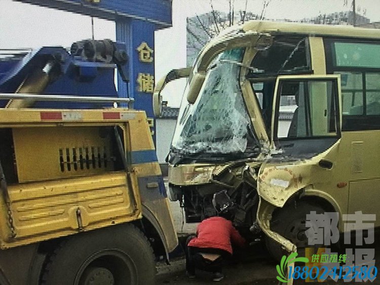 108国道临潼段中巴车撞向油罐车 10名乘客受伤