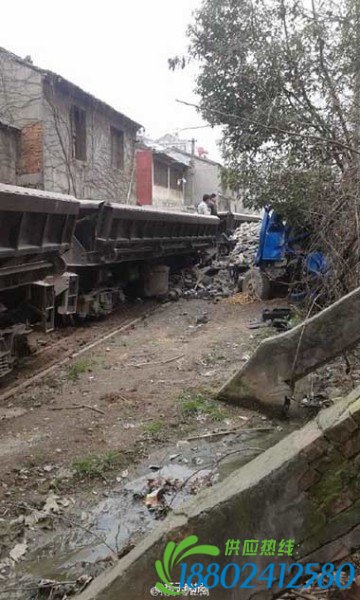 货车撞上火车 事故现场曝光