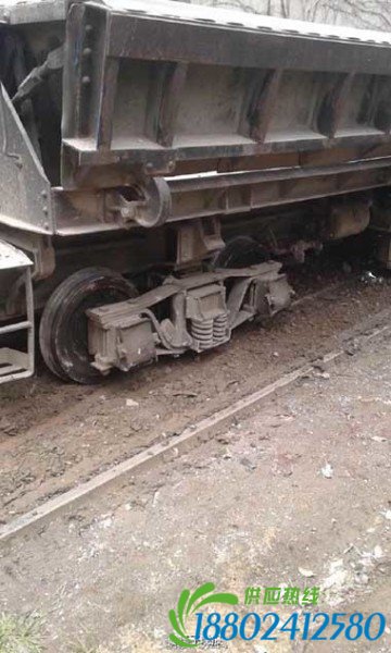 货车撞上火车 事故现场曝光