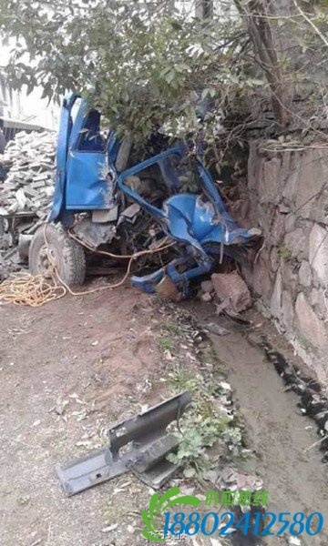 货车撞上火车 事故现场曝光