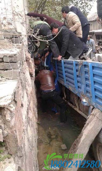 货车撞上火车 事故现场曝光