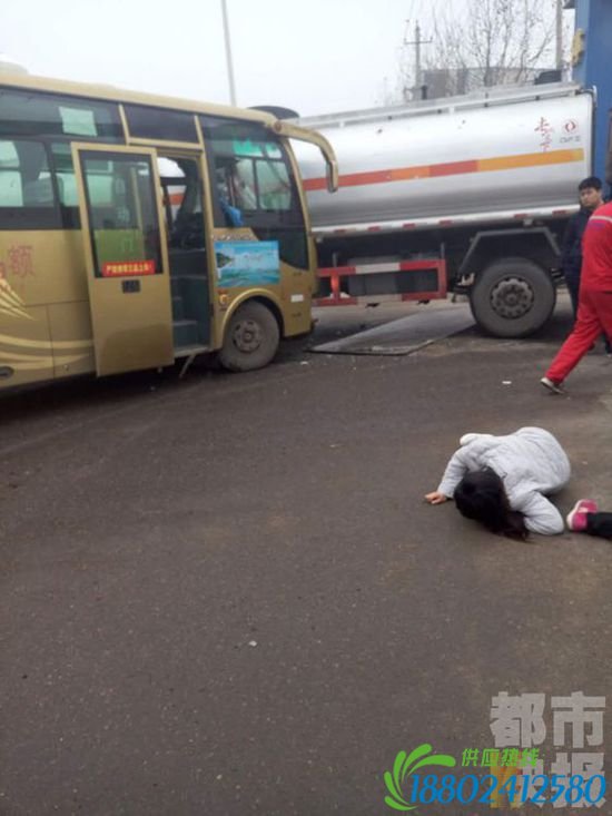 108国道临潼段中巴车撞向油罐车，10名乘客受伤。