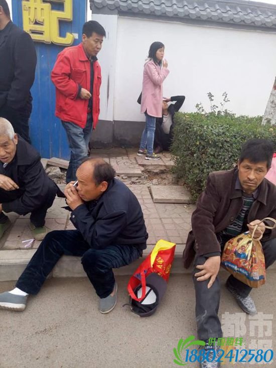 108国道临潼段中巴车撞向油罐车，10名乘客受伤。