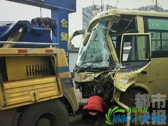 108国道临潼段中巴车撞向油罐车，10名乘客受伤。