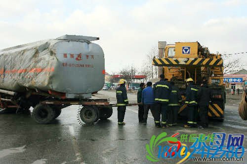 油罐车侧翻加油站 多警联动三小时紧急排险