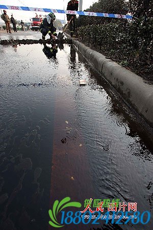 浙江德清油罐车五吨汽油泄漏省道(组图)