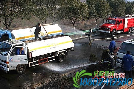 浙江德清油罐车五吨汽油泄漏省道(组图)