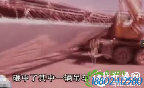 救援中，被撞的广告牌突然倒塌，砸中了一辆轿车。