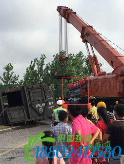 乐平风雨大作货车撞翻火车车厢 司机下车淡定抽