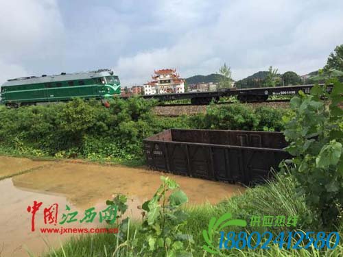 乐平风雨大作货车撞翻火车车厢 司机下车淡定抽