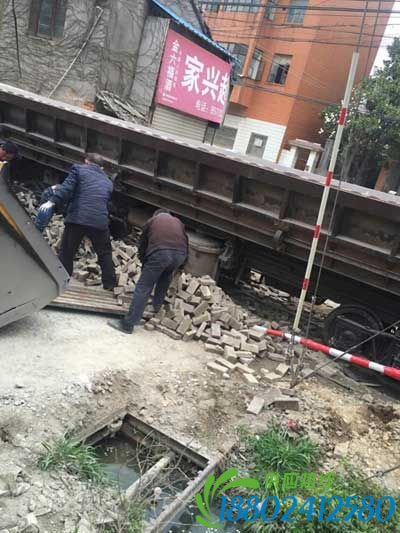 南京一货车把火车撞脱轨 两人受伤