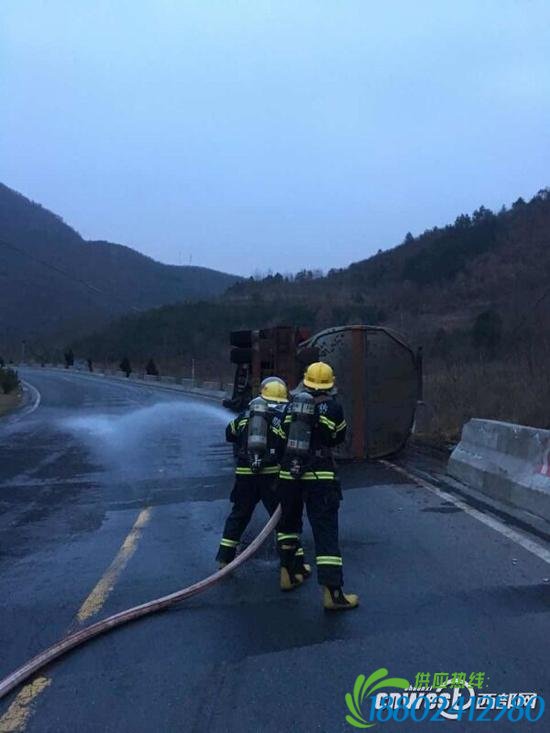 装载33吨芳烃罐车高速路侧翻 宝鸡消防赶赴救援