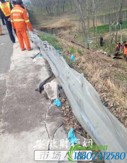 萧县：客车失控撞上护栏 6人遇难