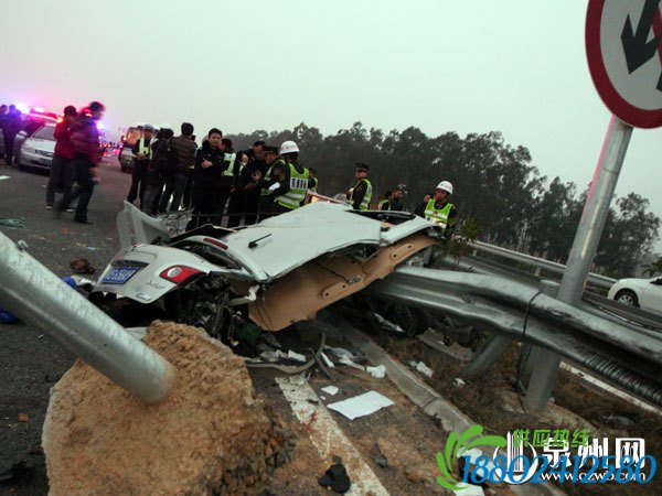 车辆撞护栏 车上六人中五人当场死亡