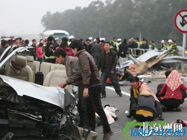 车辆撞护栏 车上六人中五人当场死亡