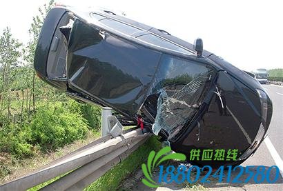 男子高速急打方向盘撞上护栏 车翻滚倒立