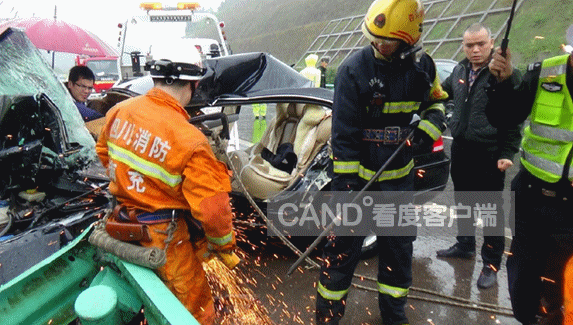 [南充]轿车雨天超车撞上了护栏 现场一片凌乱