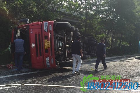 京津高速油罐车掉头侧翻泄漏无人员伤亡
