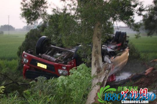 油罐车深夜侧翻9吨汽油泄露 广西多部门救援