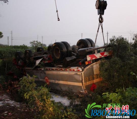 油罐车深夜侧翻9吨汽油泄露 广西多部门救援