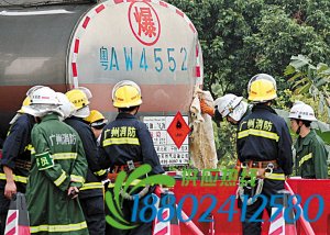 汽油槽车渗漏收费站排险惊魂