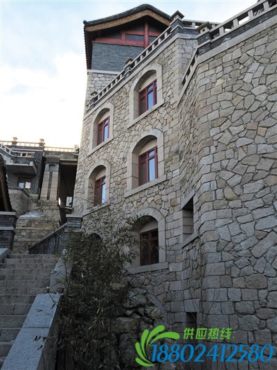 李沅宸坠亡地点，为龙泉寺内一座5层高建筑。 新京报记者 赵吉翔 摄