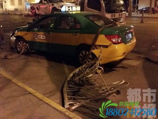 西安保时捷迎面撞上出租车 20米护栏被撞飞