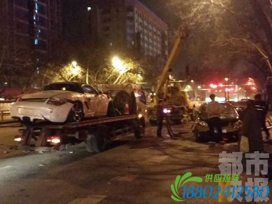 西安保时捷迎面撞上出租车 20米护栏被撞飞