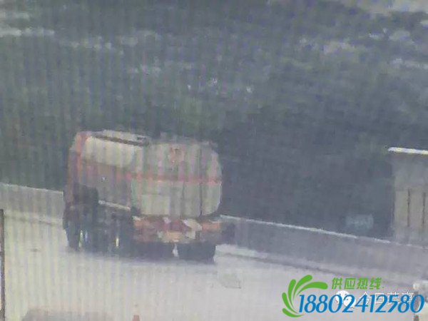 长安人扩散：广深高速油罐车漏油近4公里，虎门段大排长龙！