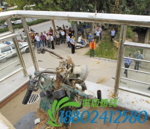 老人驾驶电动三轮车撞上天桥护栏当场身亡