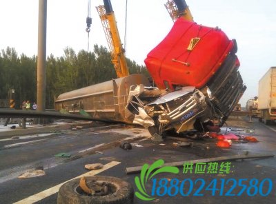 昨天下午1点多，在房山区六环主路距良常路出口500米处，一辆油罐车与一辆面包车发生交通事故。油罐车侧翻压住面包车，两车共3人受伤，油罐车内2人轻伤，1人在事故中被甩出车外，面包车司机目前仍未脱险。油罐车为山东牌照，面包车为北京牌照。现场交警推测，两车应在同一方向行驶，油罐车发生侧翻后将面包车压在车下，目前具体情况仍在调查。